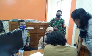 Bhabinkamtibmas dan Babinsa Desa Sukarapih Laksanakan Sambang dan Binluh, Sosialisasi AKB